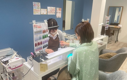 Plu’ nail イオンタウンとよみ店（プリュ ネイル イオンタウントヨミテン）